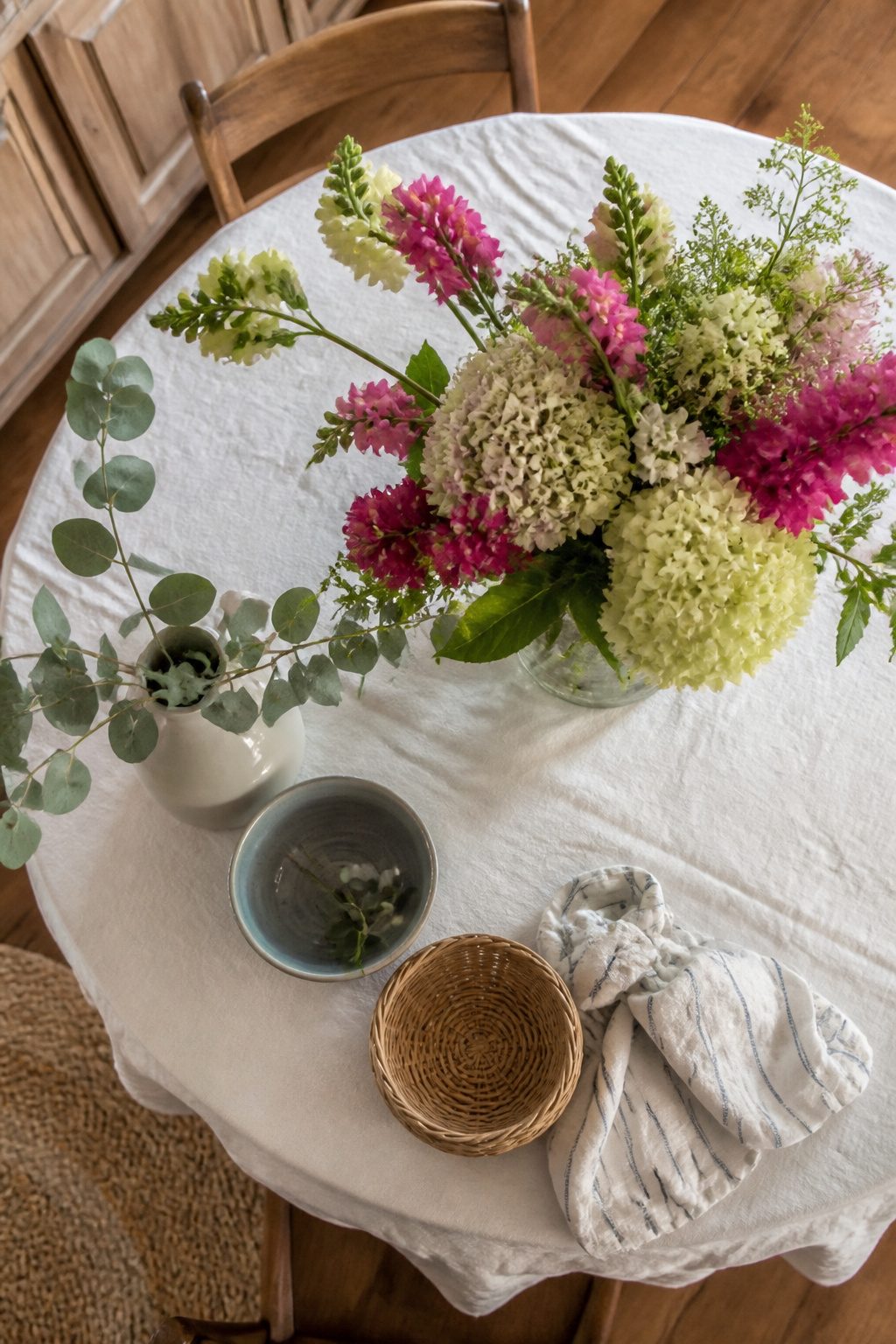 12 Cozy Beach Cottage Decor Ideas for a Relaxed Coastal Home 10 Mason jar with grocery store flowers on a table.